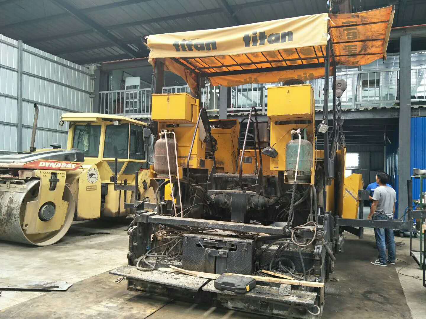 維修銑刨機、攤鋪機、壓路機、冷再生等路面機械設(shè)備